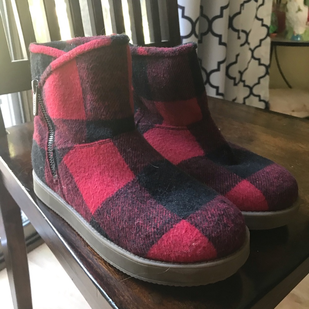 Buffalo check boots.  Red and black.